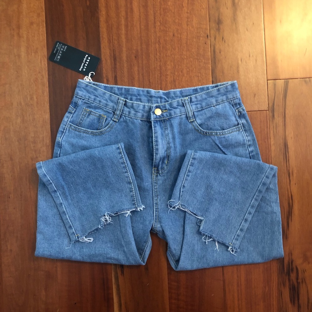 Frayed hem high rise mom jeans